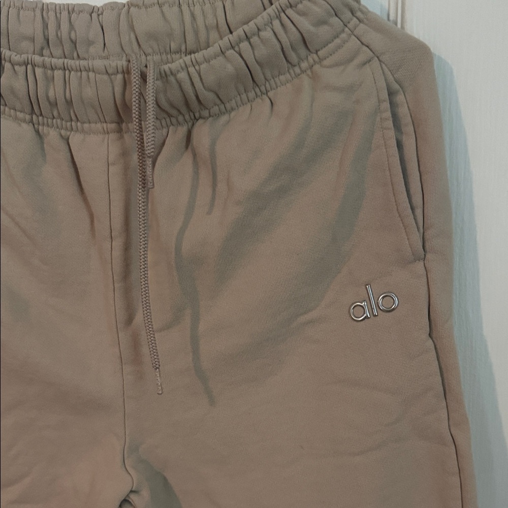 ALO Yoga Men's Camel Joggers - Picture 4 of 6